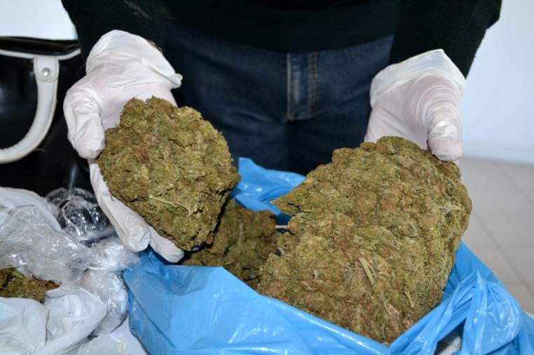 images Scoperti con tre chili di marijuana, in due in manette