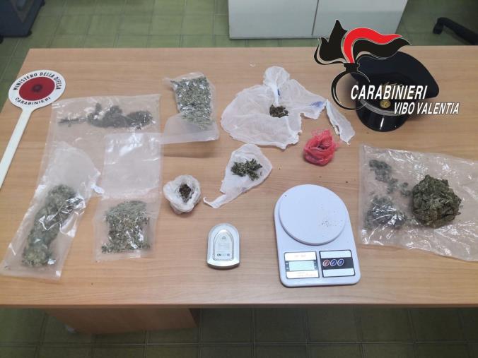 images Gli trovano mezzo chilo di marijuana nell'armadio, arrestato dai carabinieri di Tropea