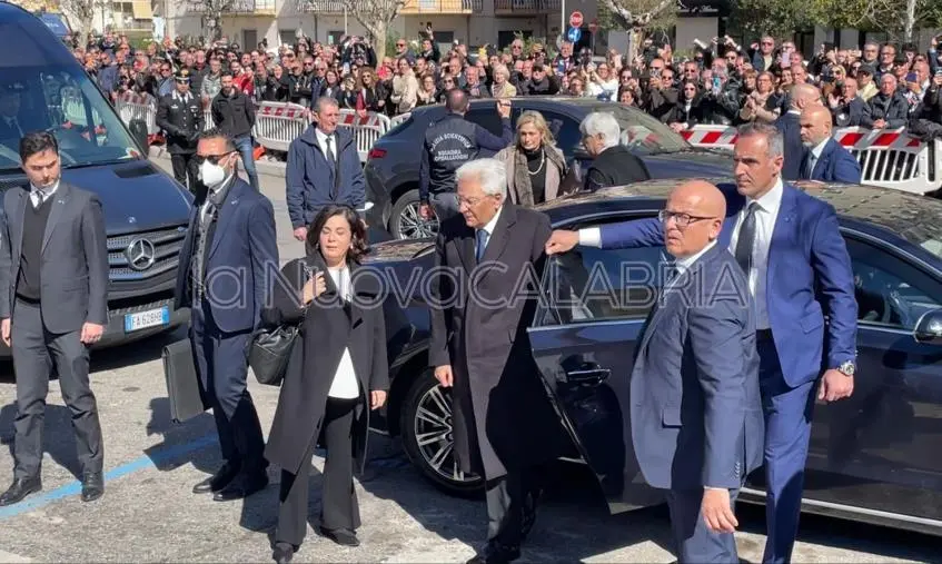 images Strage migranti, il presidente Mattarella è arrivato all'aeroporto di Crotone (VIDEO)
