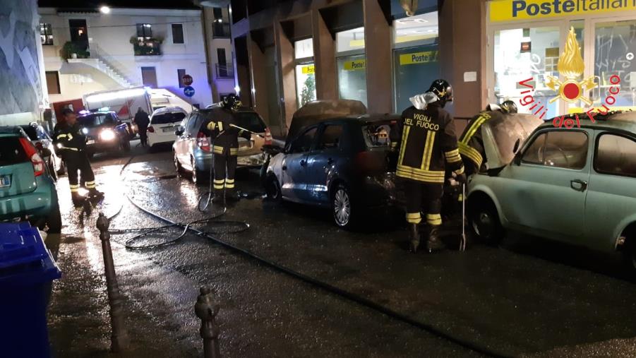 images Maxi incendio per strada a Catanzaro: in fiamme diverse auto