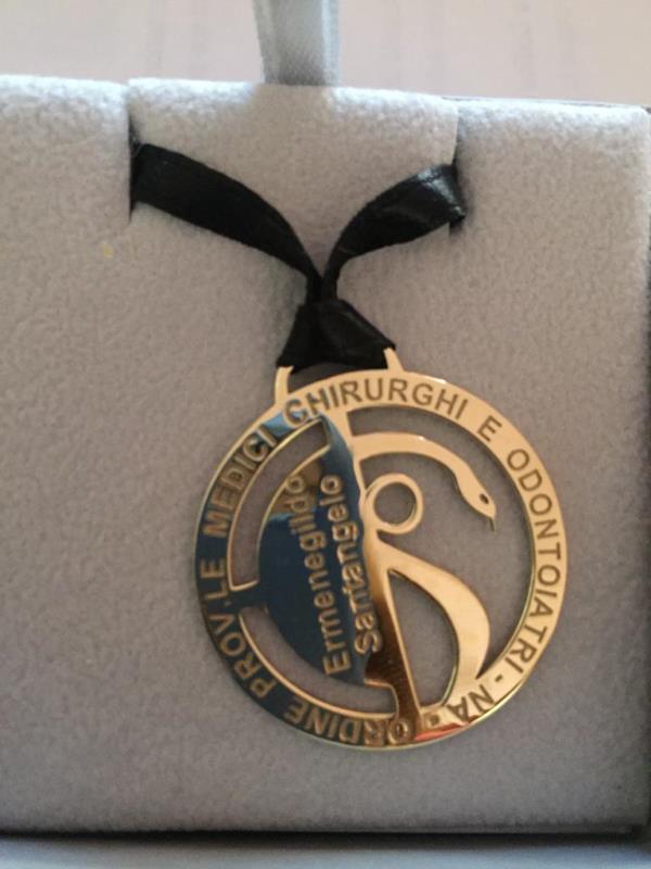 Umg. Una medaglia d’oro alla memoria del professore Santangelo dall’Ordine dei Medici di Napoli