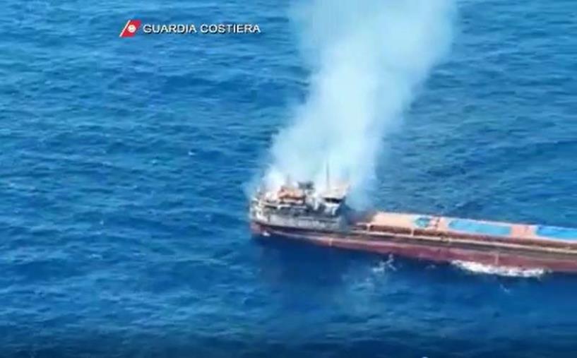 images Incendio nella sala macchine del mercantile Bellatrix, in salvo l'equipaggio soccorso 
dalla Guardia costiera di Reggio Calabria