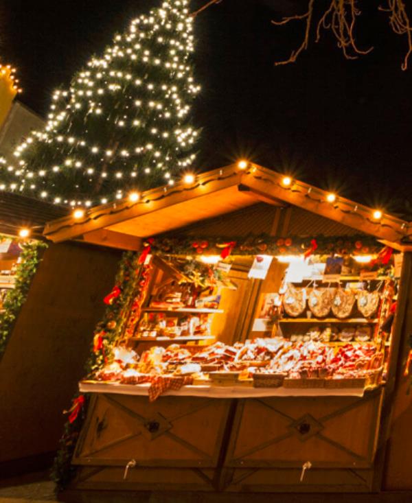 images Catanzaro, in piazza Grimaldi un grande albero e i mercatini di Natale 