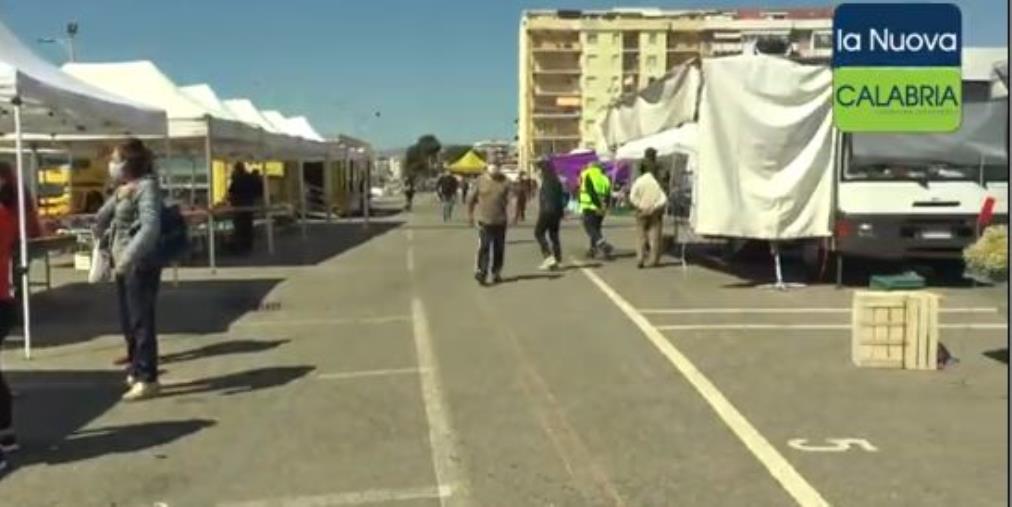 Segnali di normalità da Catanzaro Lido: ecco come ha riaperto il mercato rionale (VIDEO)