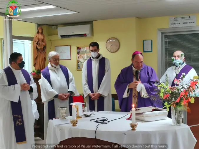 images Celebrata dal vescovo la messa nel reparto di Oncologia di Lamezia Terme 