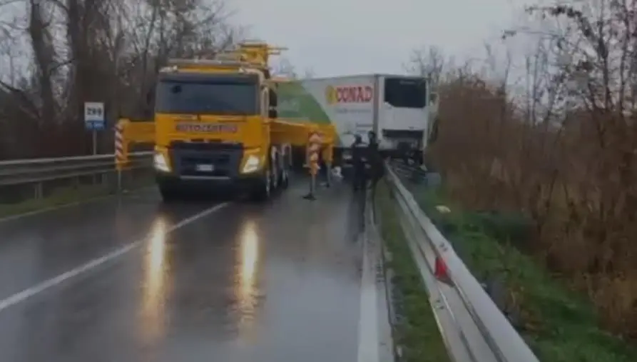 images Un mezzo pesante si mette di traverso sulla strada statale 106 “Jonica”: traffico deviato