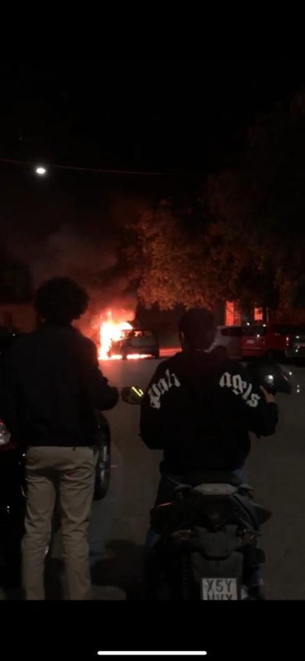 Mini Cooper in fiamme vicino ai giardini di San Leonardo, vigili del fuoco al lavoro (VIDEO)