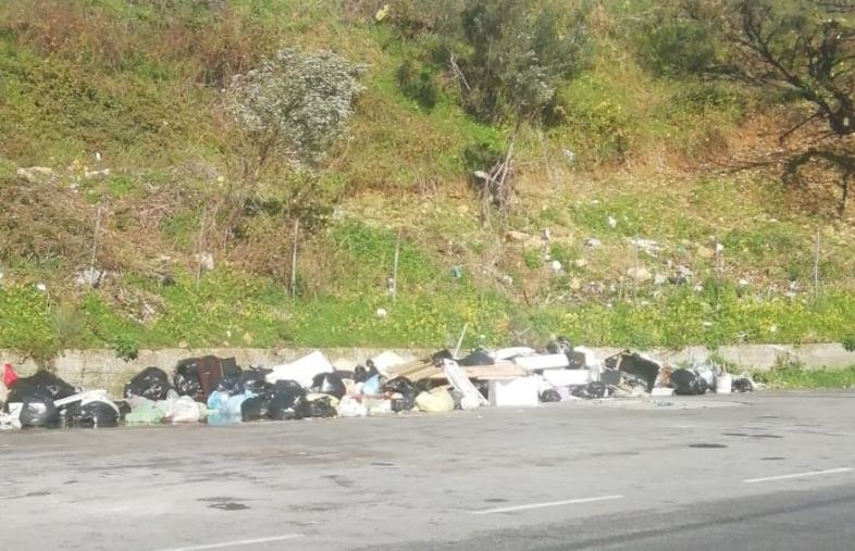 images Catanzaro. Montagna di rifiuti in via Smaldone: i residenti chiedono l'installazione di fototrappole