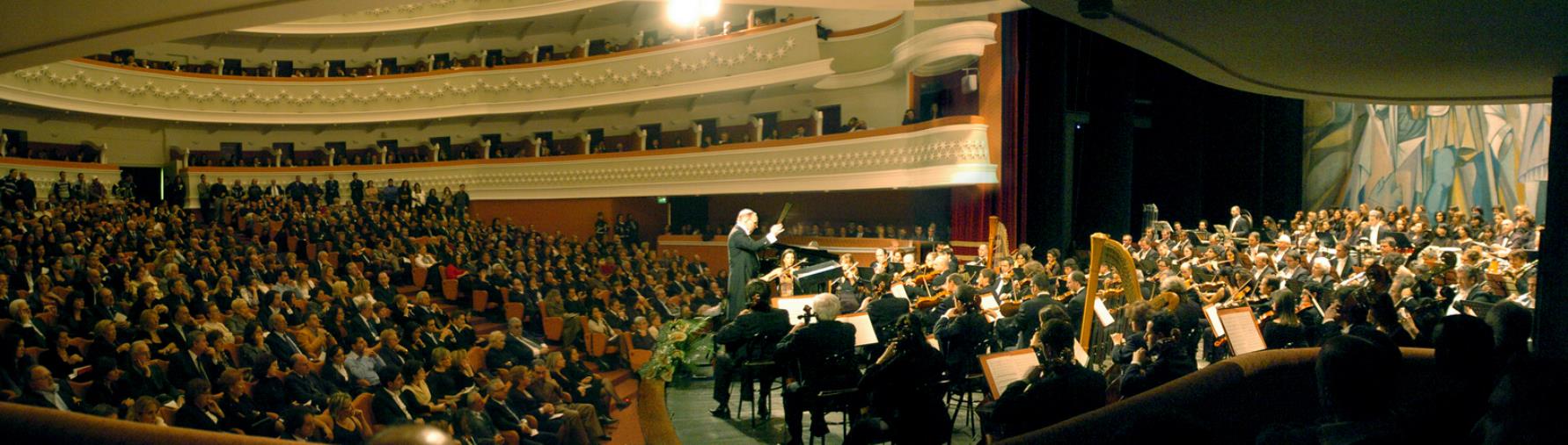 images La Fondazione Politeama ricorda il Maestro Ennio Morricone: “Sempre legato a Catanzaro a cui ha regalato tre indimenticabili concerti” 