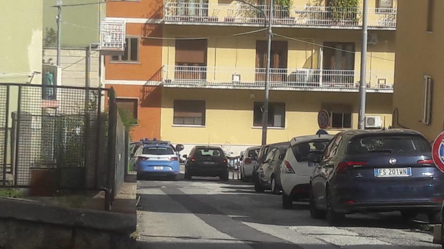 images Giù dal balcone, cinquantaduenne muore in via Purificato: temeva di avere il Covid-19. Disposti autopsia e tampone