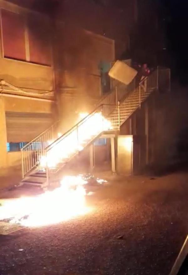 Ad Agrigento migranti fuggono dalla quarantena e incendiano centro, feriti tre agenti. Mazzetti (Fsp Polizia): “Così è un massacro”