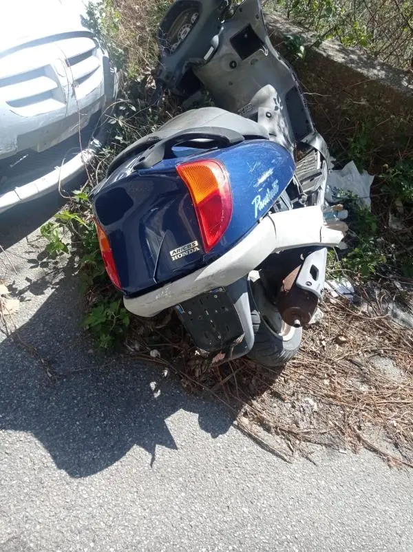 Catanzaro, la polizia municipale ha rimosso quattordici auto e una moto abbandonate 