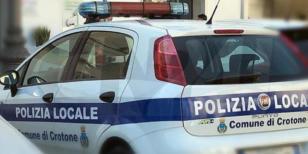 images Ambulante occupava abusivamente il suolo. Sequestro a carico di una 33enne di Crotone