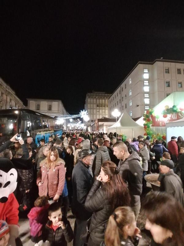 images “Sarà tre volte Natale”: la voglia di festeggiare inonda il centro storico di Catanzaro