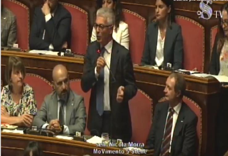 images Crisi di governo, Morra contro Salvini: "Ostentare rosari è messaggio alla 'ndrangheta"