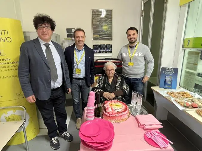 Nonna Maria compie 100 anni: si festeggia anche all'ufficio postale di Acquaformosa