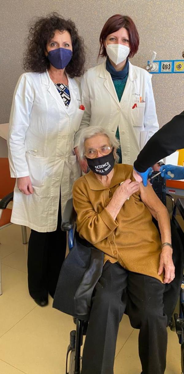 images Catanzaro. Al Policlinico nonna Rosina si vaccina a 99 anni, uno sguardo al futuro con speranza e amore