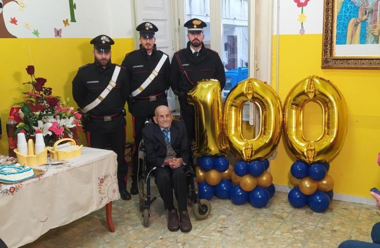 Strongoli, Alberto festeggia i suoi 100 anni con i carabinieri 