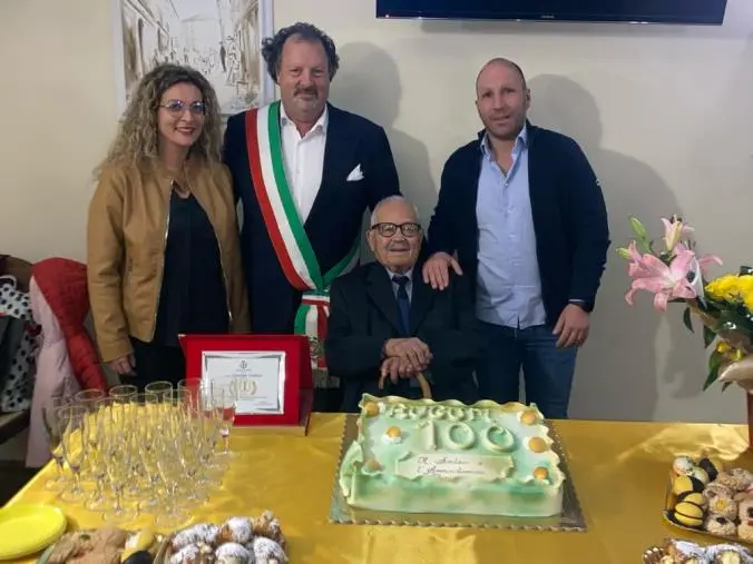 images Maida, nonno Giuseppe compie 100 anni ed è grande festa  