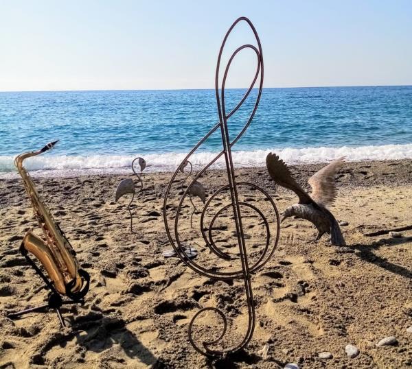 images Scultura e musica s'intrecciano al Santa Fe Beach Club di Giovino con Nuccio Loreti e John Nisticò