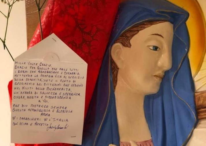 Una rosa rossa e una lettera di ringraziamento: l'omaggio di un cittadino ai Carabinieri di Vibo Valentia per il 25 aprile