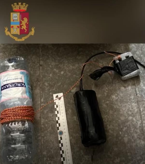 images Vibo, trovato un ordigno con circa 1 kg di esplosivo nel garage di un’abitazione: un arresto
