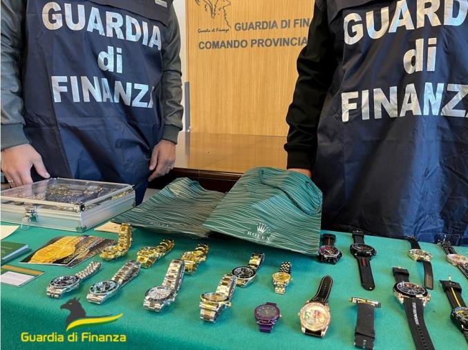 images Cosenza, sequestrate decine di orologi falsi venduti sui social  