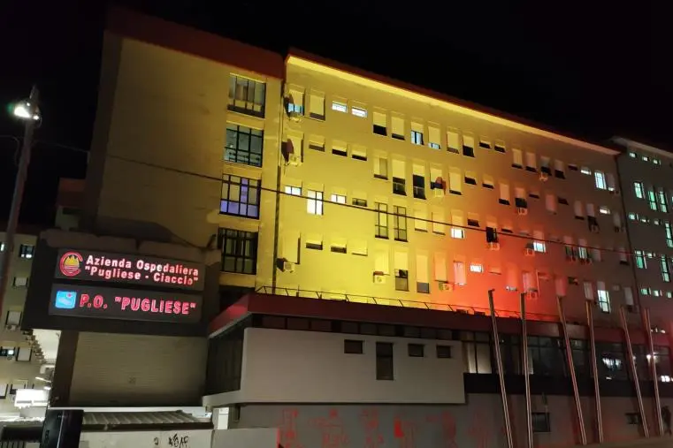 images L'ospedale Pugliese omaggia il Catanzaro in serie B e si illumina di giallorosso