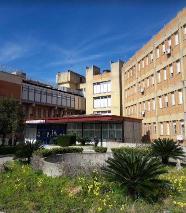 images L'ospedale di Locri sommerso dalla spazzatura, l'Ordine dei medici : "Una situazione assolutamente inammissibile"