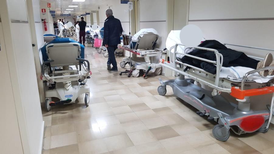 images "Codice rosso" per il Pronto soccorso dell'ospedale "Pugliese" Catanzaro: la barelle invadono i corridoi