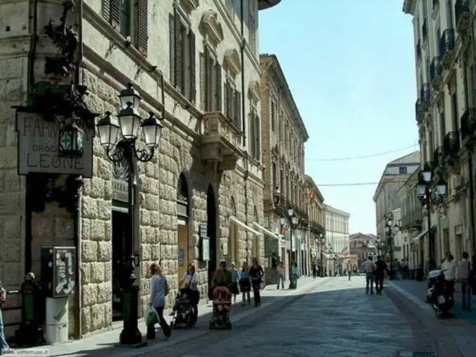 images I nodi dell'isola pedonale permanente nel centro di Catanzaro: attività commerciali, residenti e viabilità 