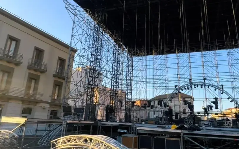 Vertenza Abramo, lavoratori protestano sotto il palco del Capodanno Rai a Crotone