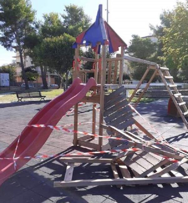 images Vandali distruggono un parco giochi a Cutro