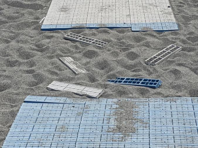 images Passerella per accesso in spiaggia distrutta. Piccioni (Lamezia bene comune) : “Scempio e schiaffo alla civiltà”