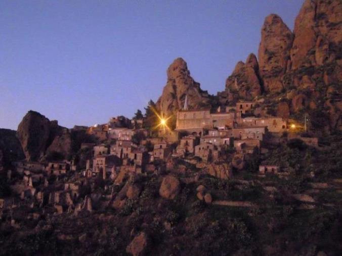 images Calabria da scoprire. Gianpiero Taverniti: "Visitiamo Pentedattilo, il magico borgo fantasma"