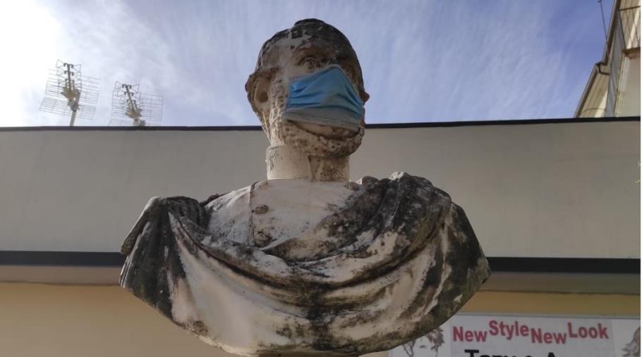A Squillace mascherina alla statua del generale risorgimentale Guglielmo Pepe