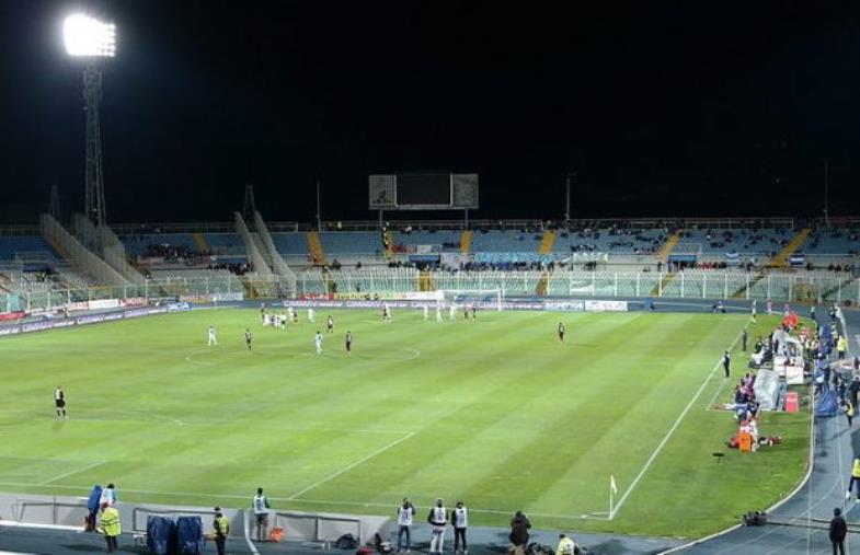 images Serie B, il Cosenza perde 2-1 a Pescara nel finale. In bilico la panchina di Braglia