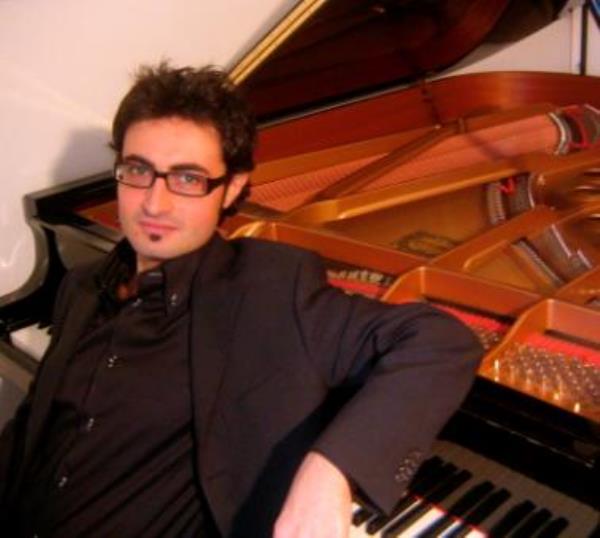 images Il pianista cosentino Angelo Arciglione debutta a Bologna, per 'Conoscere la Musica' sulle note di Schumann e Chopin 
