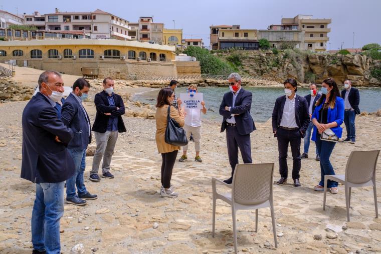 images Fase 2. ll capogruppo di FdI Filippo Pietropaolo a Le Castella per la manifestazione a sostegno delle imprese del comparto turistico