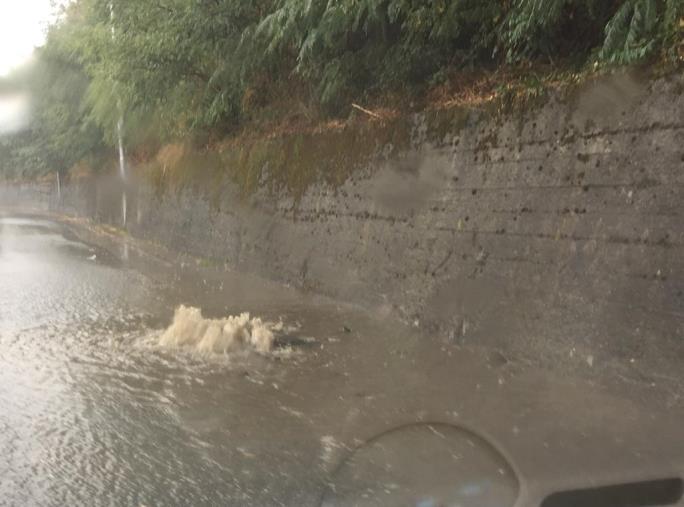 images Prime piogge a Catanzaro: auto in difficoltà nel quartiere Piterà