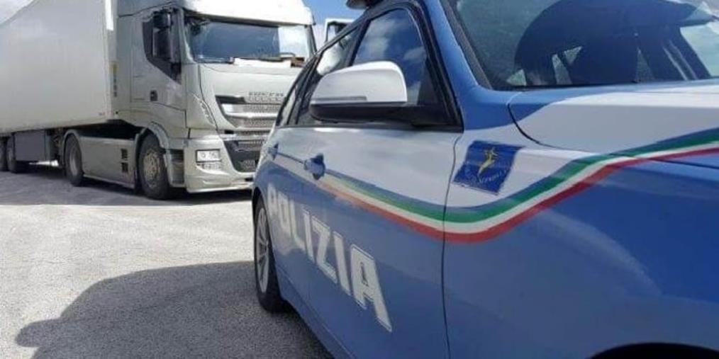 images Bloccato un furgone irregolare a Crotone: scoperto un lavoratore in nero che prendeva in reddito di cittadinanza