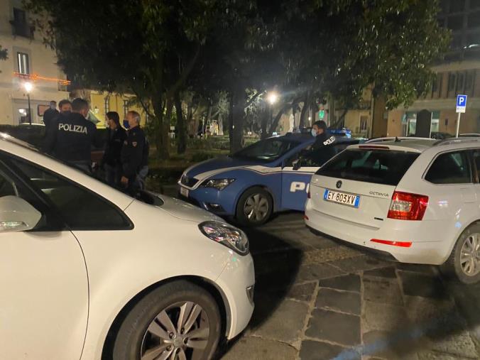 images Catanzaro. Aggredisce i passanti su Corso Mazzini, polizia ferma uno straniero in  preda a rabbia e alcol