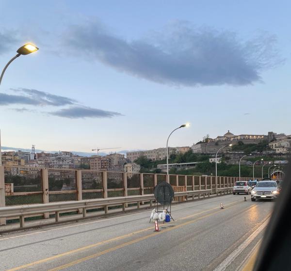 images Catanzaro, si lancia giù dal ponte Morandi