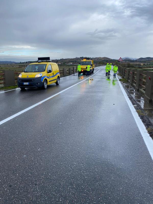 images Nubifragio in Calabria. I tecnici dell'Anas verificano la stabilità del Ponte Neto