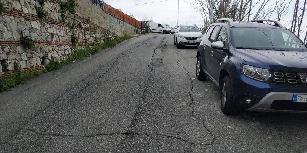 images Mauro ("Il Ponte Morandi"): "La strada in via Pistoia (vicino alla scuola "Chimirri") ha profonde crepe: intervengano gli uffici"