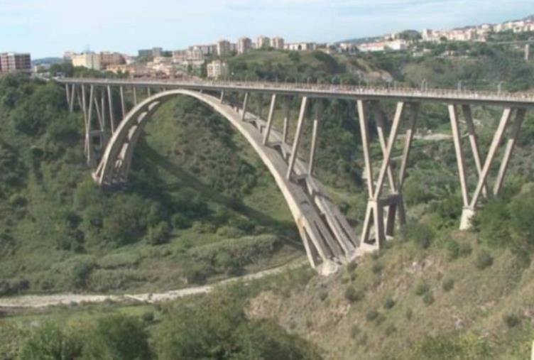 images "Era sulla ringhiera, è stato un attimo": ennesimo suicidio dal Ponte Morandi a Catanzaro