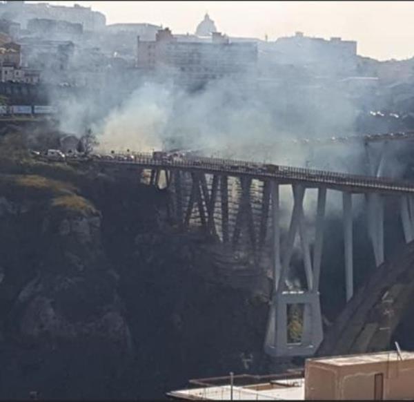 images Catanzaro. Forte boato sul Ponte Bisantis: Vigili del fuoco in azione per spegnare sterpaglie e rifiuti in fiamme