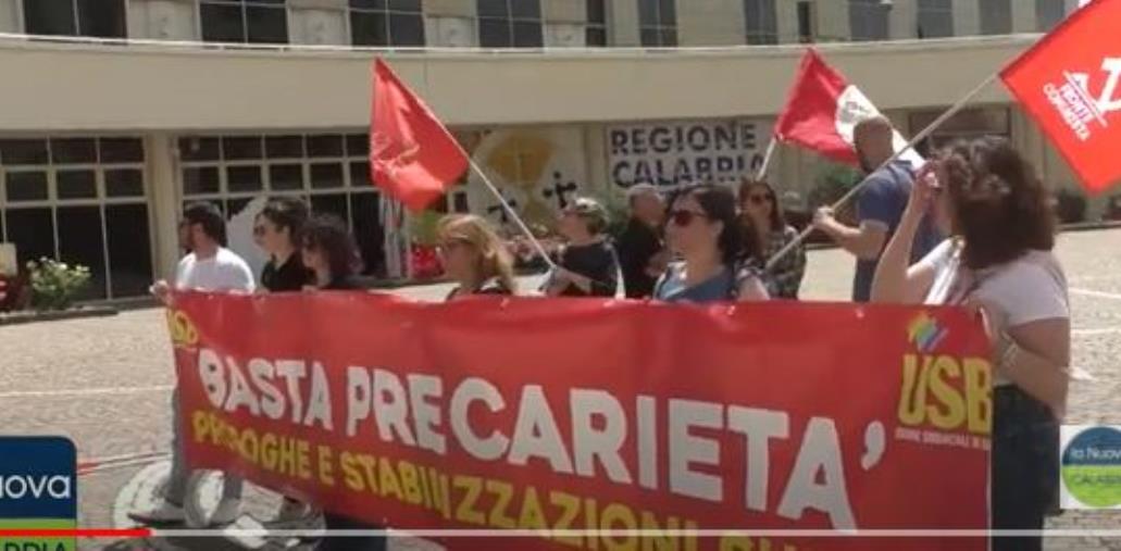 images Stabilizzazioni degli infermieri, i precari manifestano alla Cittadella regionale