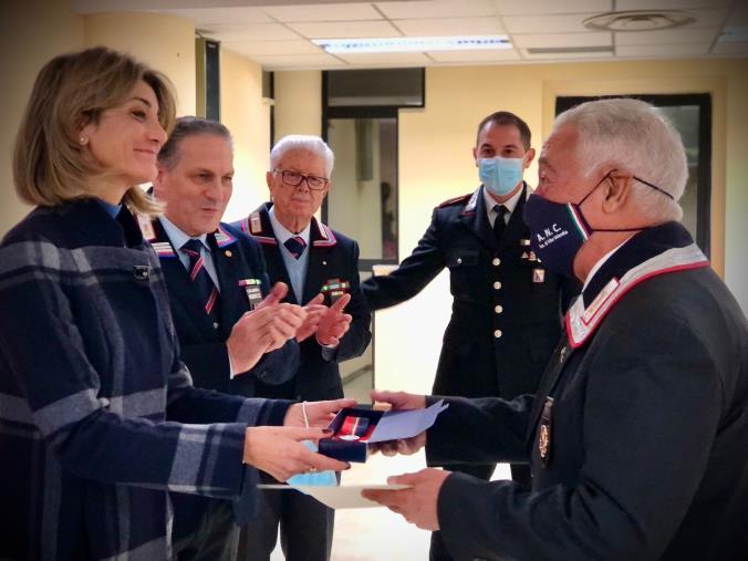 images Il prefetto Lulli consegna gli 'Attestati di fedeltà' ai soci dell’Associazione nazionale carabinieri di Vibo Valentia