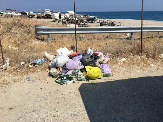 images Rimossi i rifiuti nei pressi del porto di Catanzaro